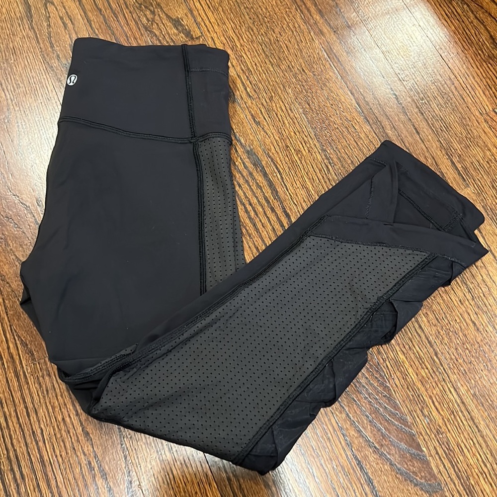 🍋Lululemon Perforated Mesh Crop! - Picture 2 of 14